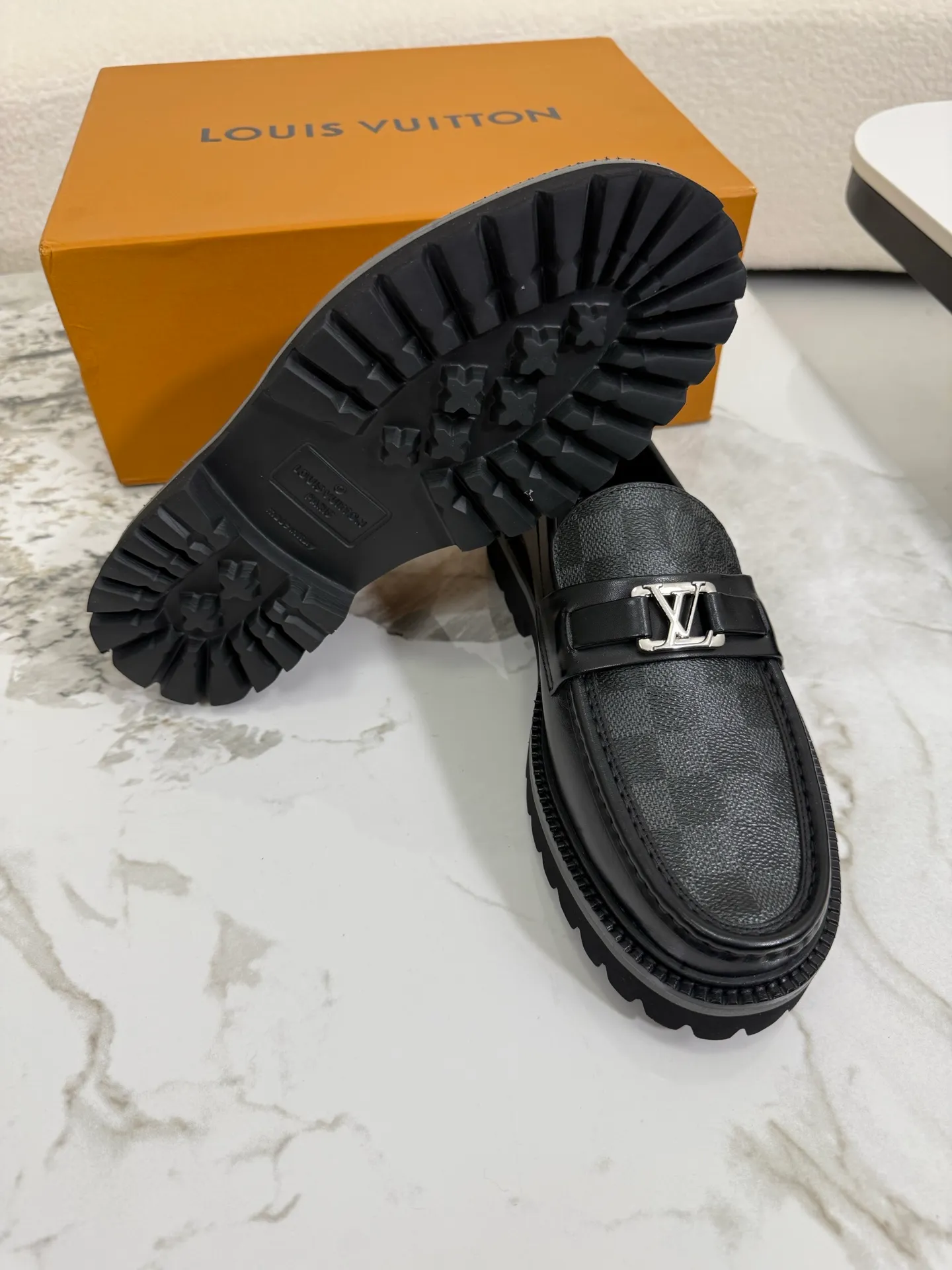 [L Family] Top P: 800💰 ▪️Size: 39-44 (38.45 custom-made) The top male god leather shoes Lv series are sold at the same time with original factory configuration, original cowhide fabric imported from Italy, soft and comfortable, imported water-dyed cow lining, soles: original ultra-light French foam outsole super comfortable, original factory with single goods 🔍🔍high quality, can be entered and exited at will, welcome to compare and synchronize.